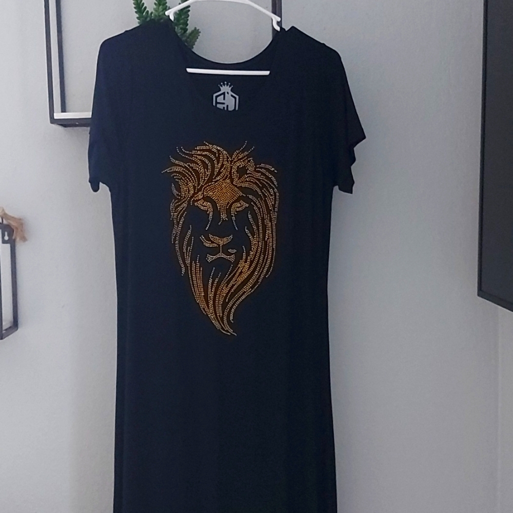 Nevera worn lion dress